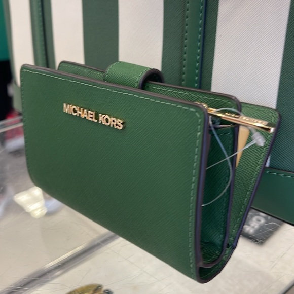 MICHAEL KORS
Medium Jet Set Travel Crossgrain Leather Bifold Zip Wallet
NWT - Picture 5 of 16